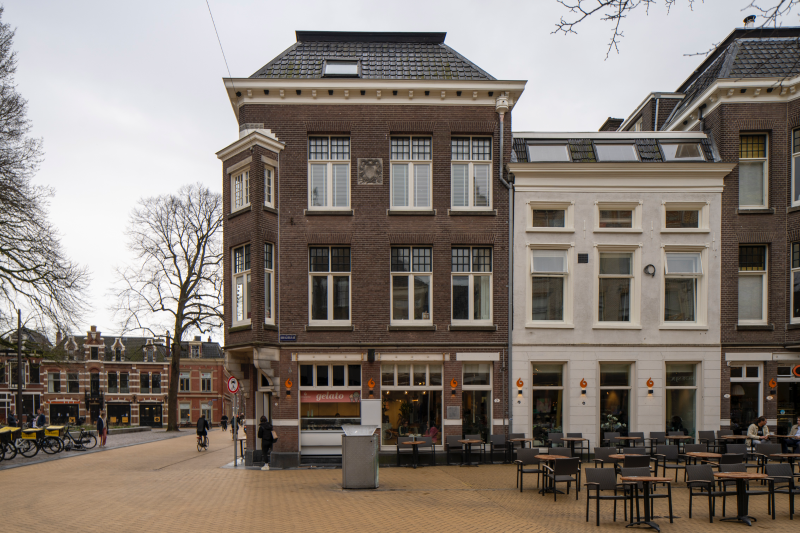 Winkel met bovenwoningen