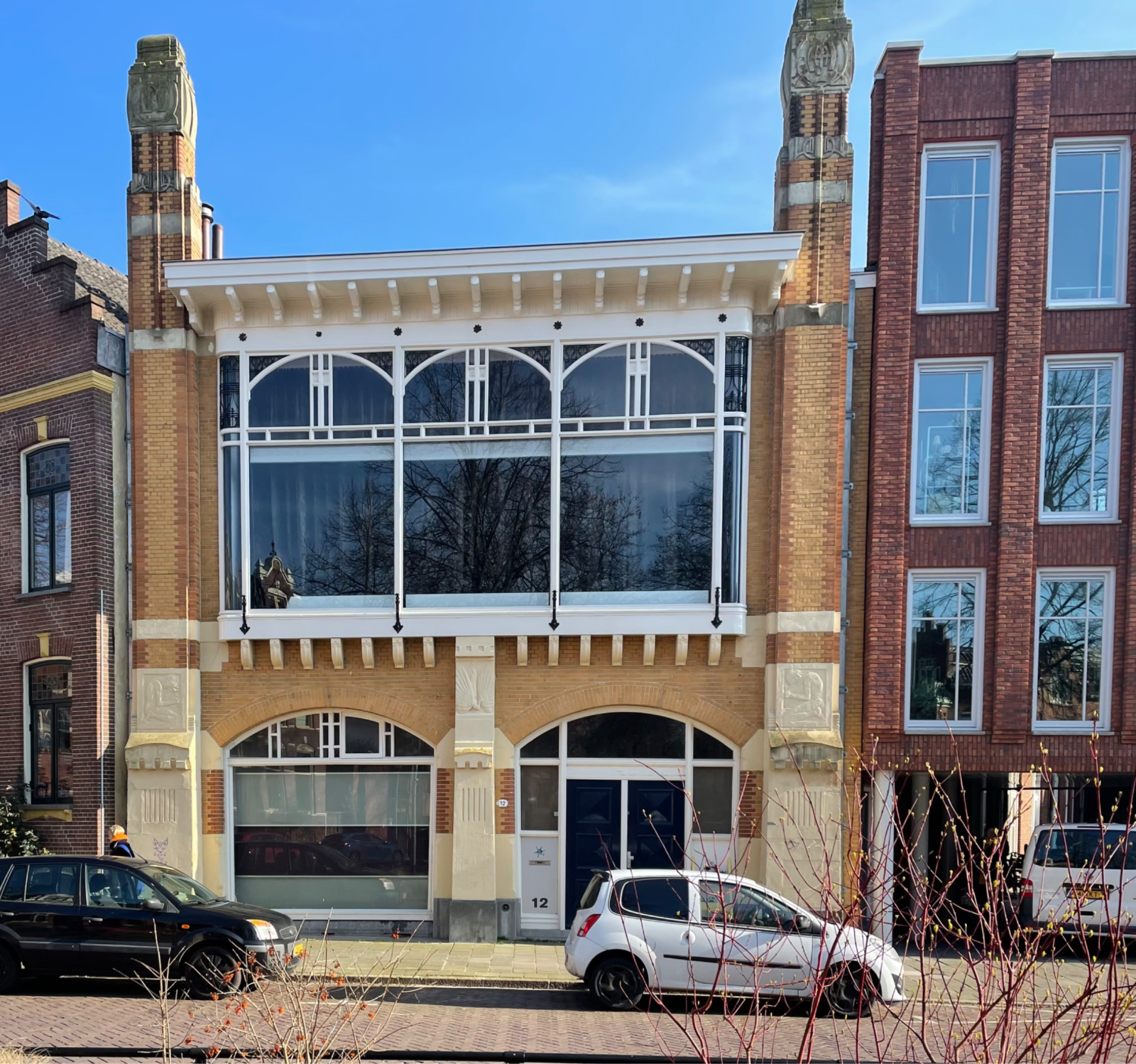 Meubelmagazijn met kantoor