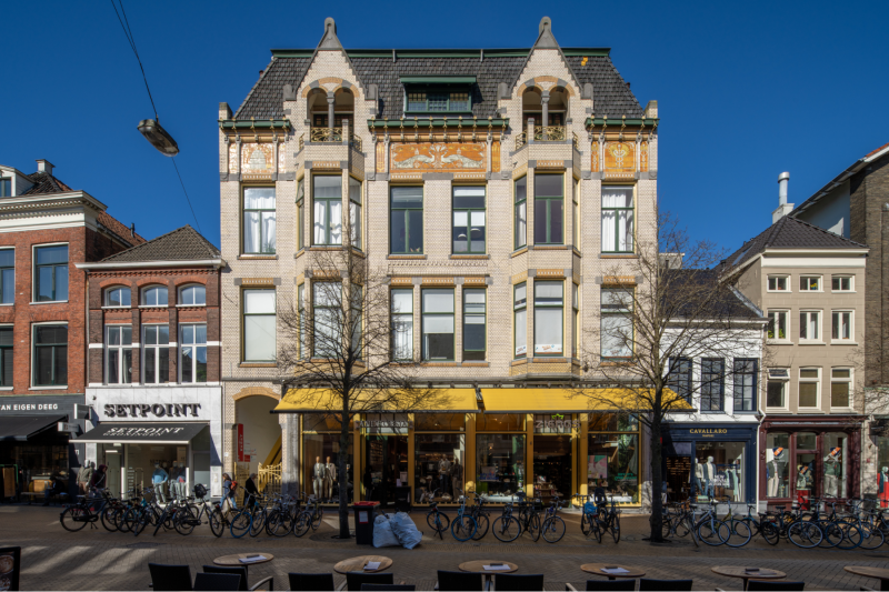 Kledingmagazijn met bovenwoning