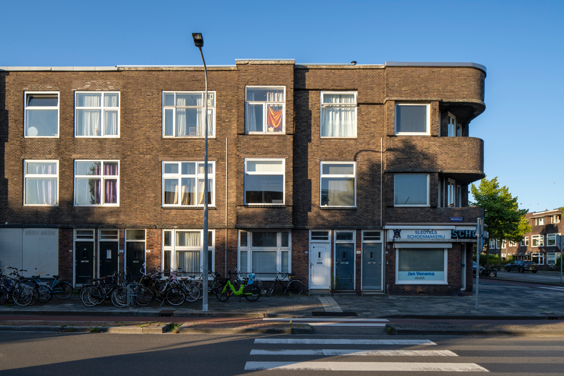 Winkel met bovenwoningen