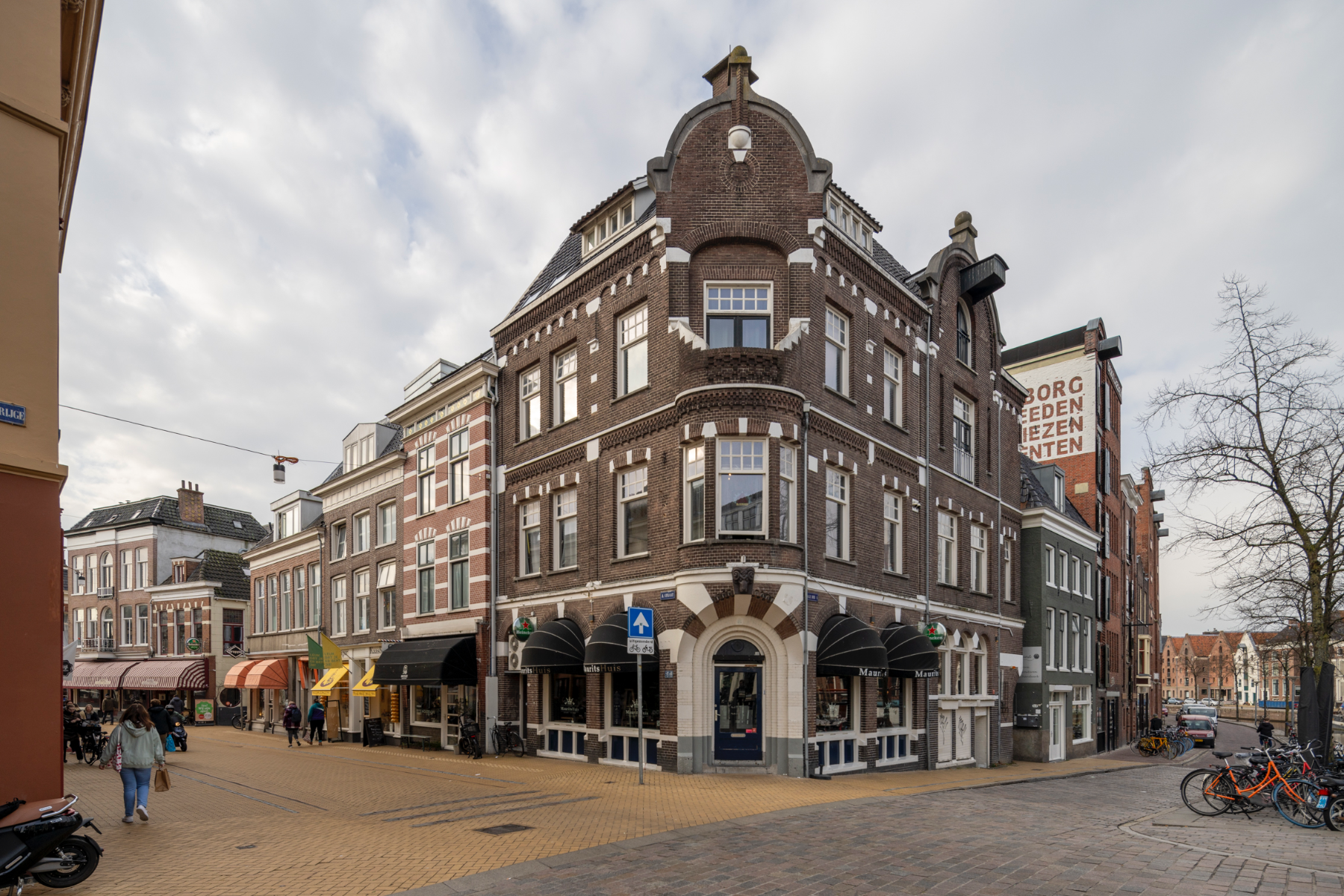 Wol- en manufacturenzaak met woningen