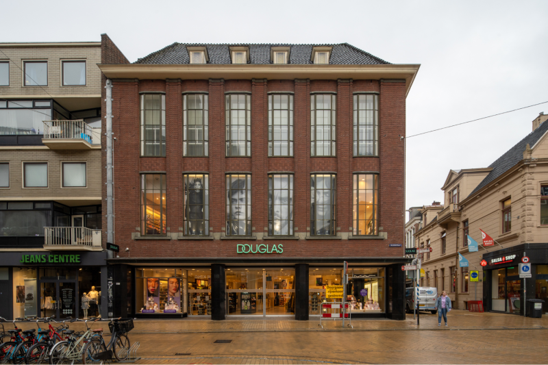 Winkelwoningcomplex met magazijnen