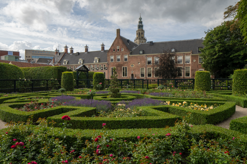 Prinsenhof met tuin en stallen