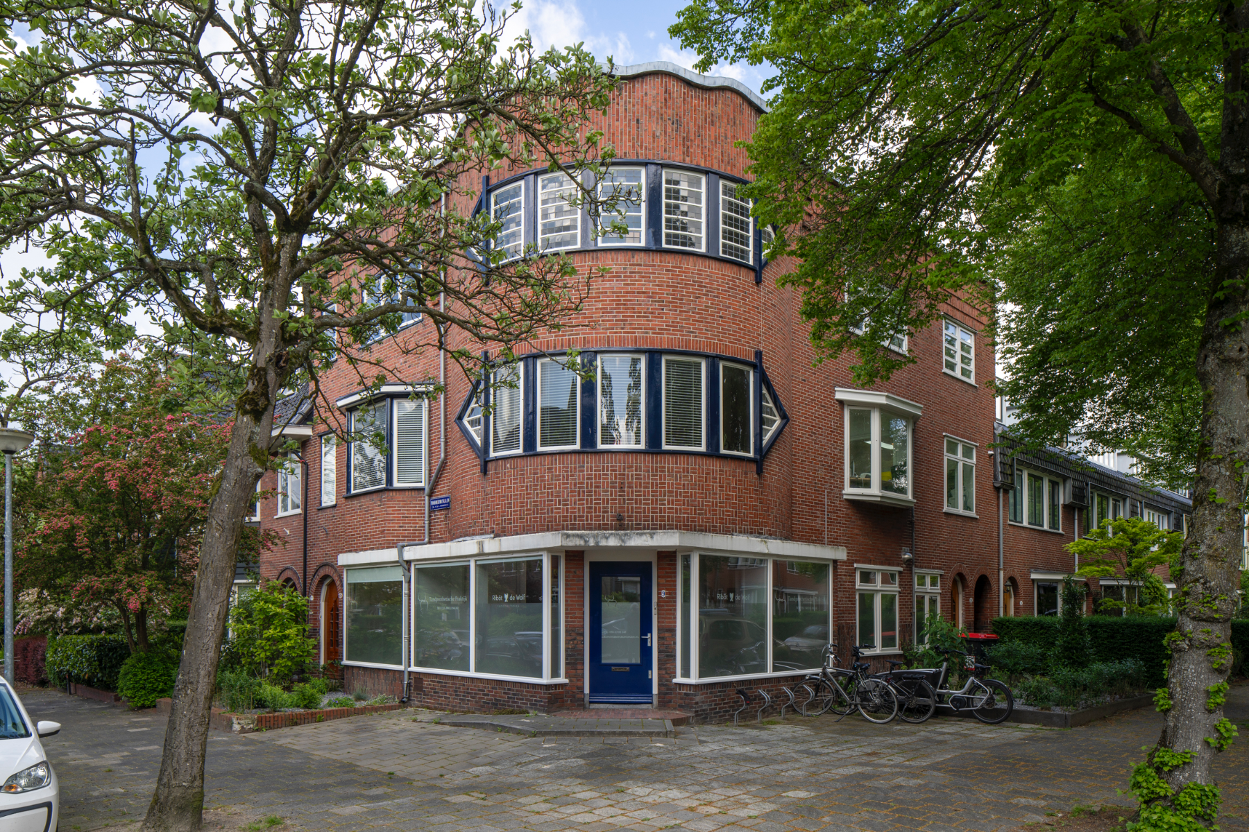 Winkelpand met bovenwoning