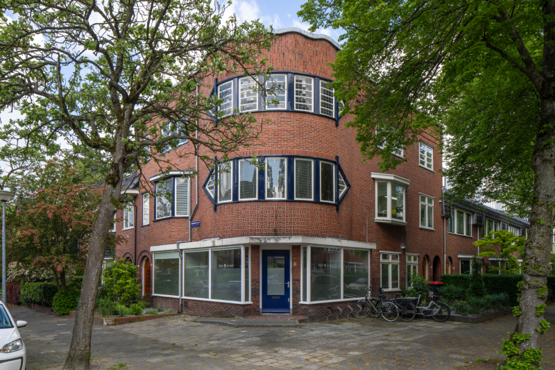 Winkelpand met bovenwoning