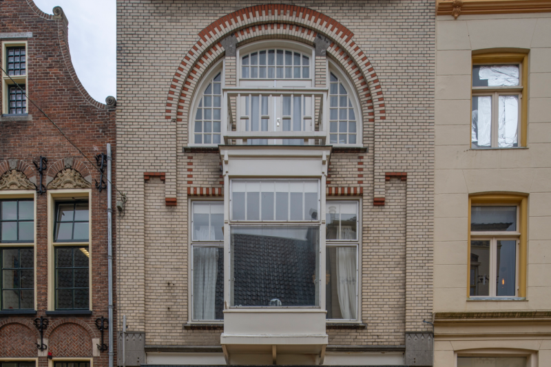 Winkelpand met bovenwoning