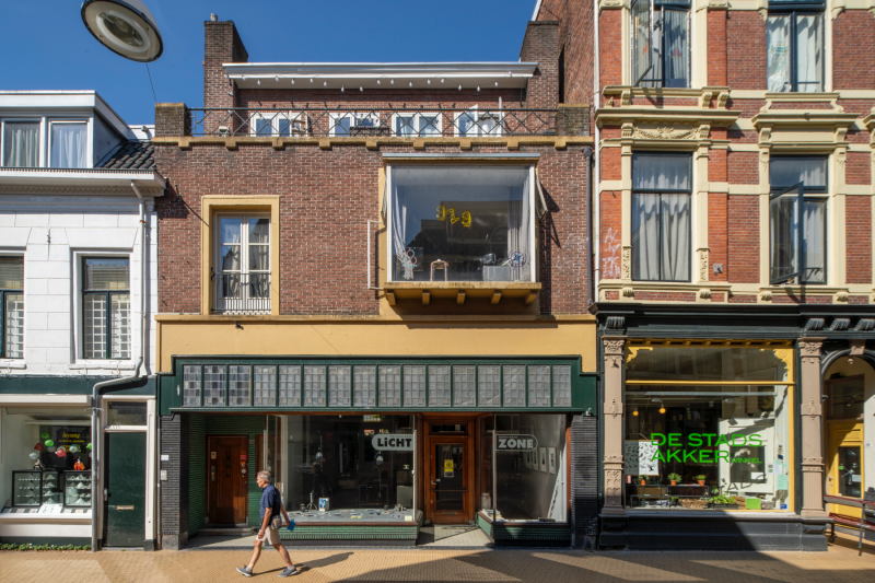 Winkel met bovenwoning