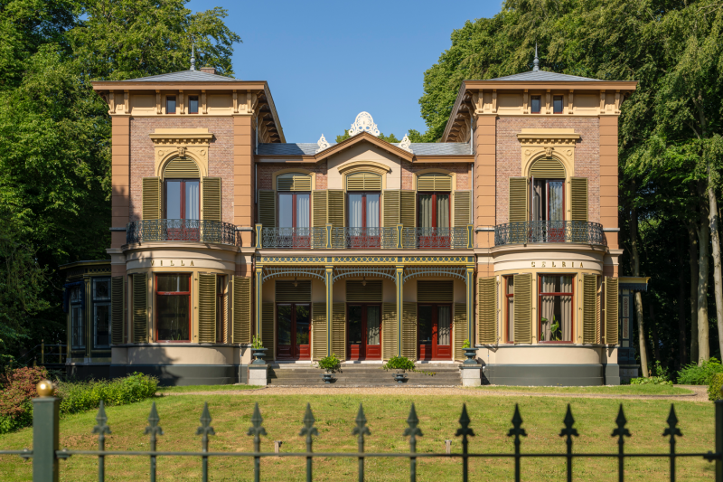 Villa Gelria met koetshuis en tuinmanswoning