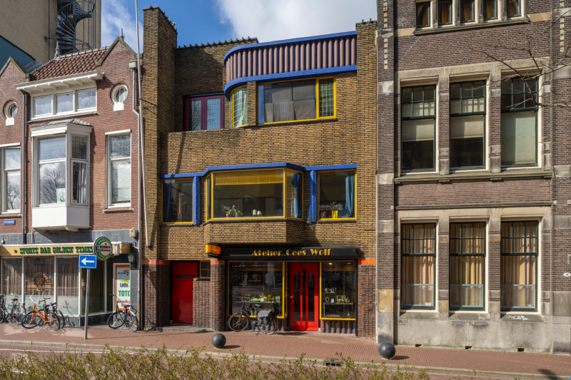 Winkel met bovenwoning