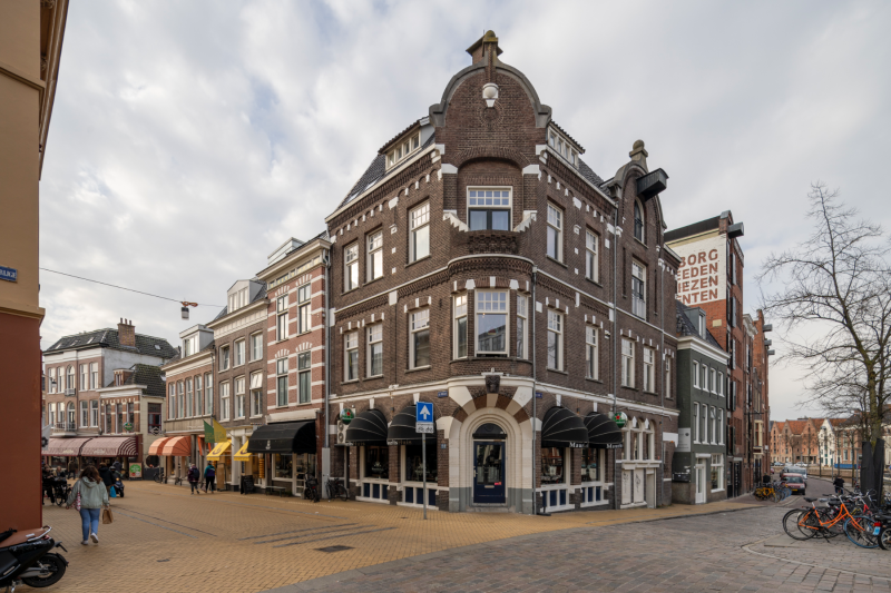 Wol- en manufacturenzaak met woningen