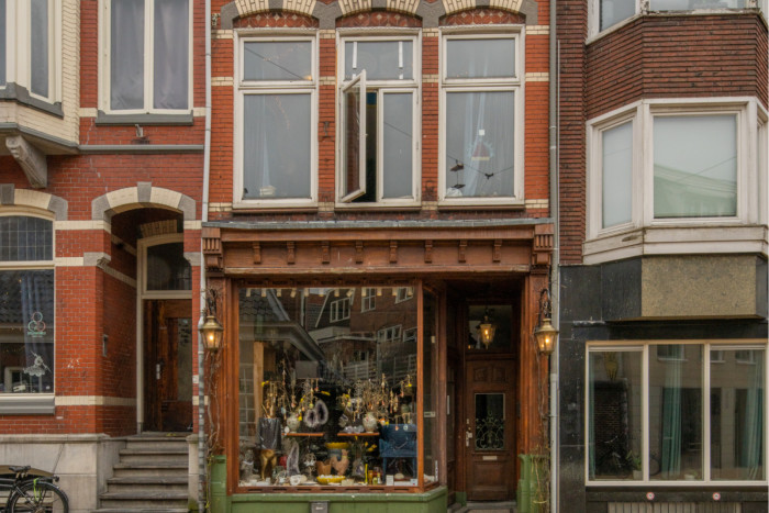 Winkelpand met bovenwoning