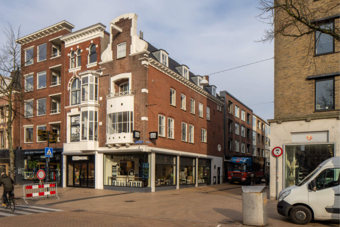 Winkel met bovenwoning