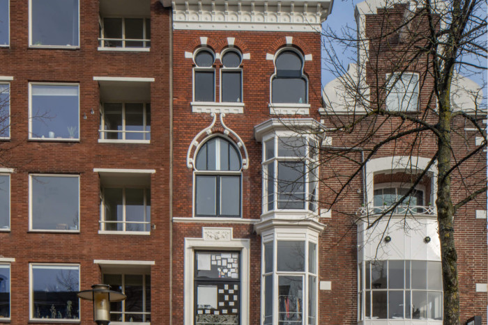 Winkel met bovenwoning