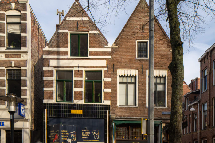 Smal pand onder zadeldak