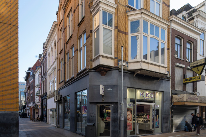 Winkel met bovenwoning 