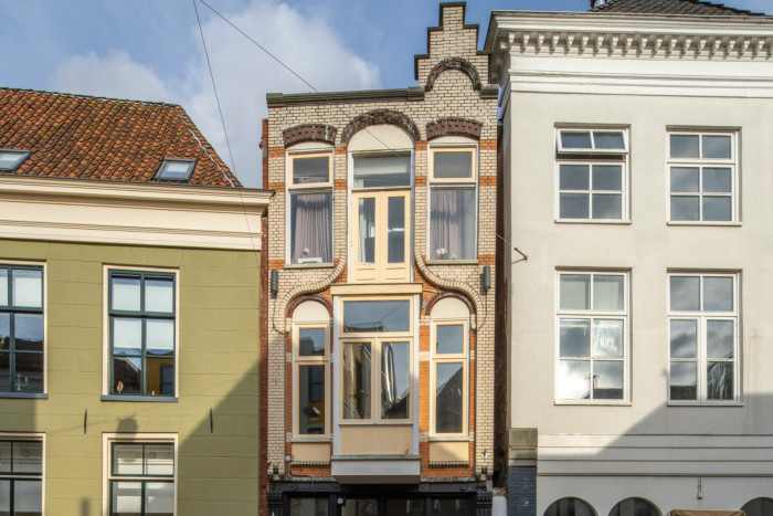 Winkel met bovenwoning