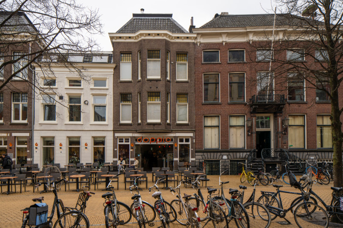 Winkel met bovenwoning