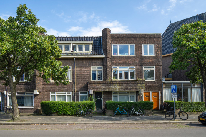 Benedenwoning met winkel en twee bovenwoningen