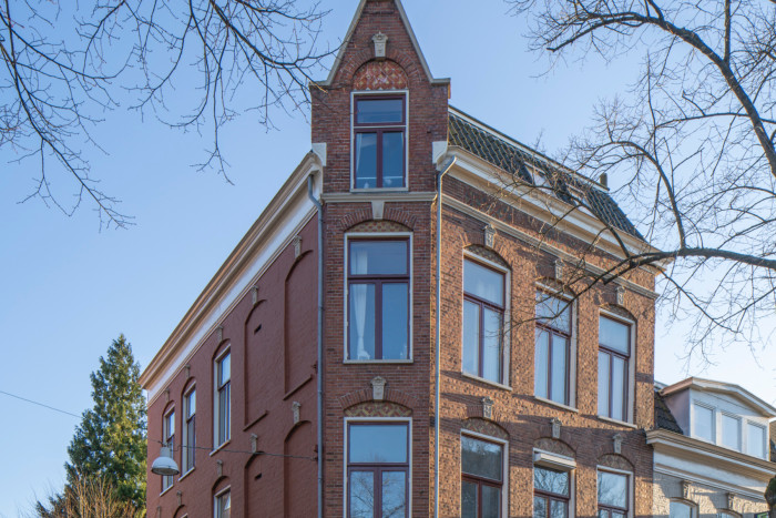 Café met beneden- en twee bovenwoningen 