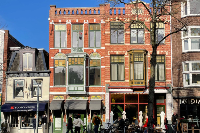 Kledingmagazijn 'De Middenstand' met bovenwoningen