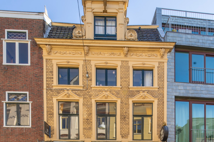 Drogisterij met bovenwoning