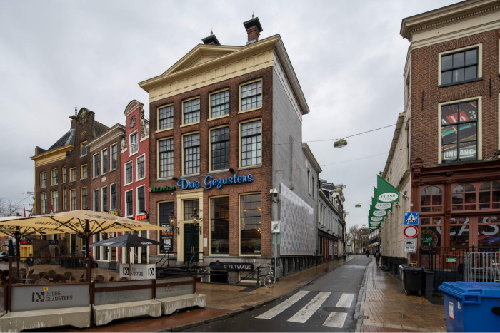 Pand met kroonlijst en tympaan
