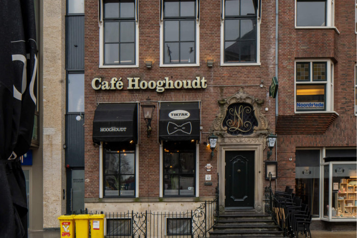 Pand met hergebruikte Amsterdamse geveltop