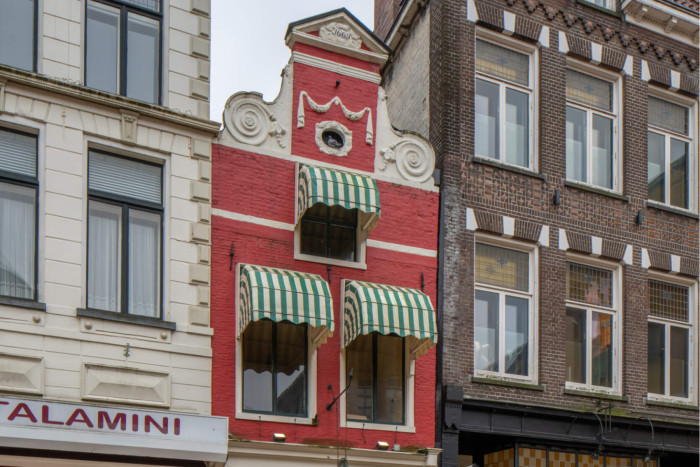 Pand met gebeeldhouwde oeil-de-boeuf-omlijsting