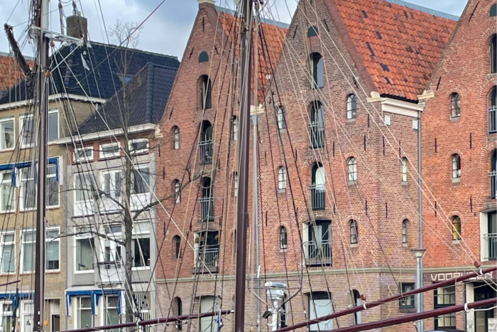 Twee pakhuizen onder zadeldaken