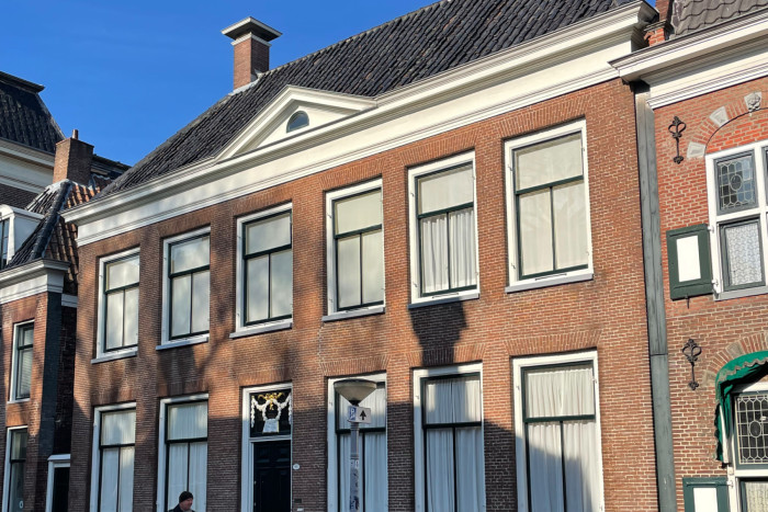 Pand onder schilddak met hoekschoorstenen 