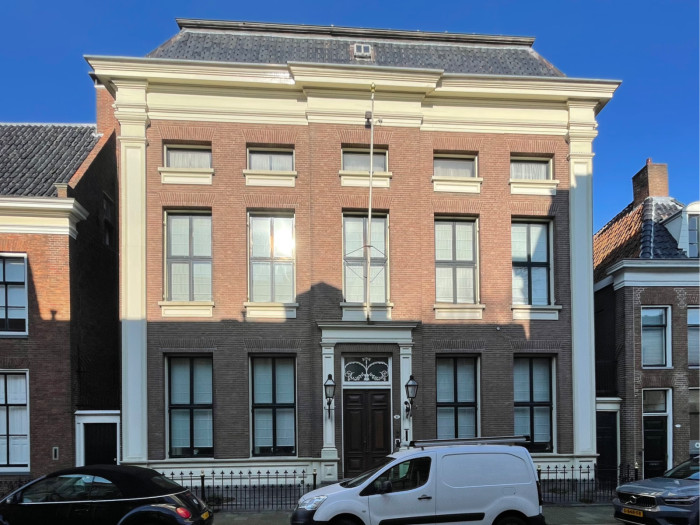 Pand onder afgeknot schilddak