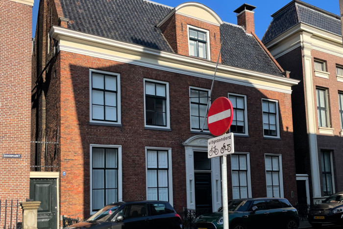 Pand met dwars zadeldak