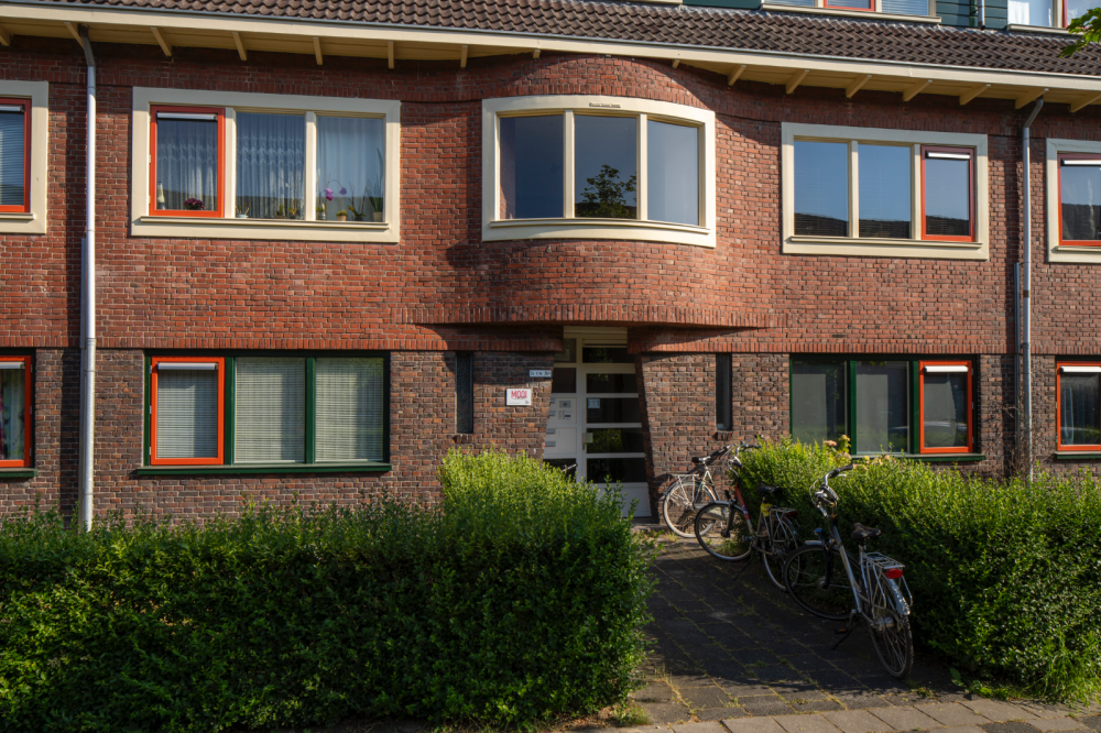 Arbeiderswoningen met winkels