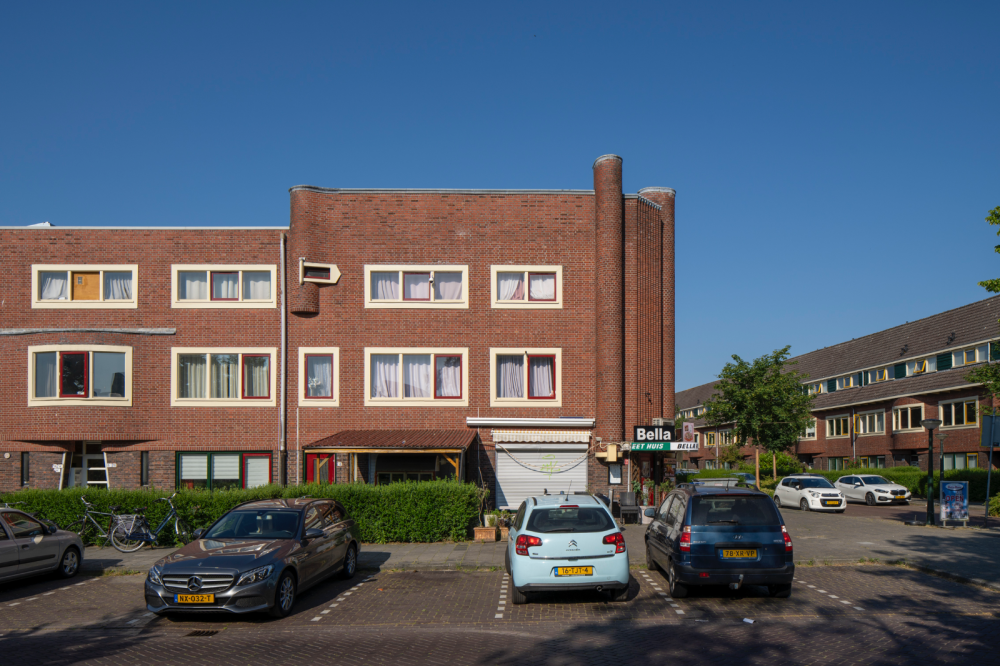 Arbeiderswoningen met winkels