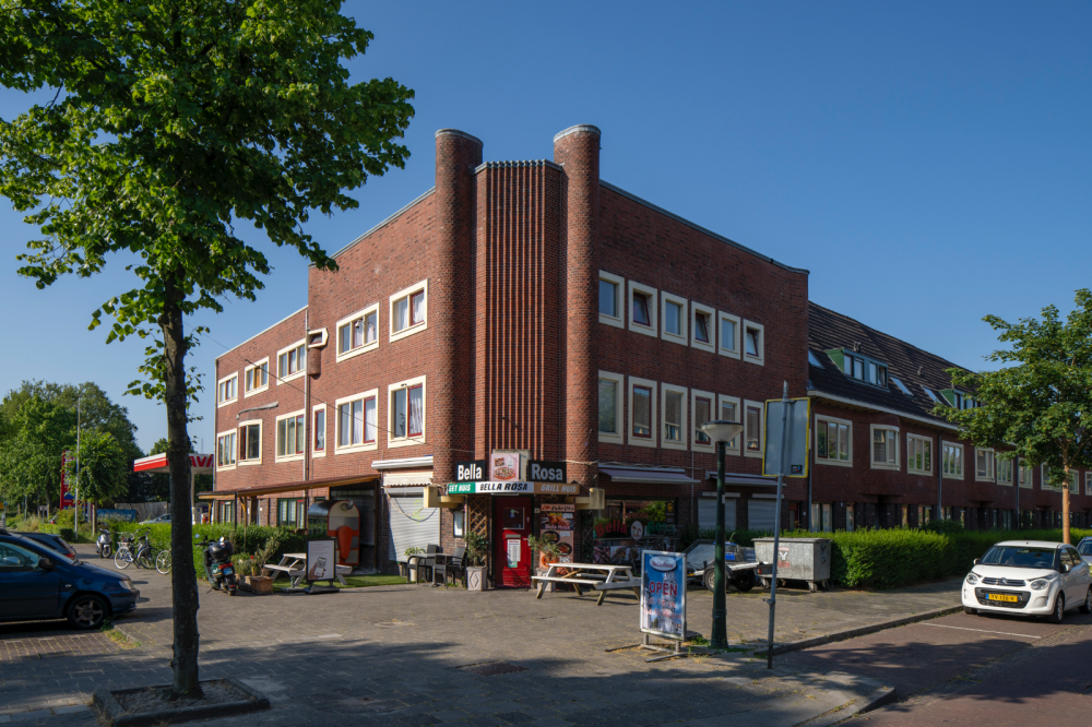 Arbeiderswoningen met winkels