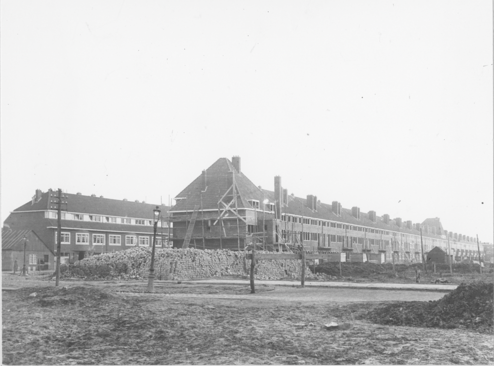 Arbeiderswoningen met winkels