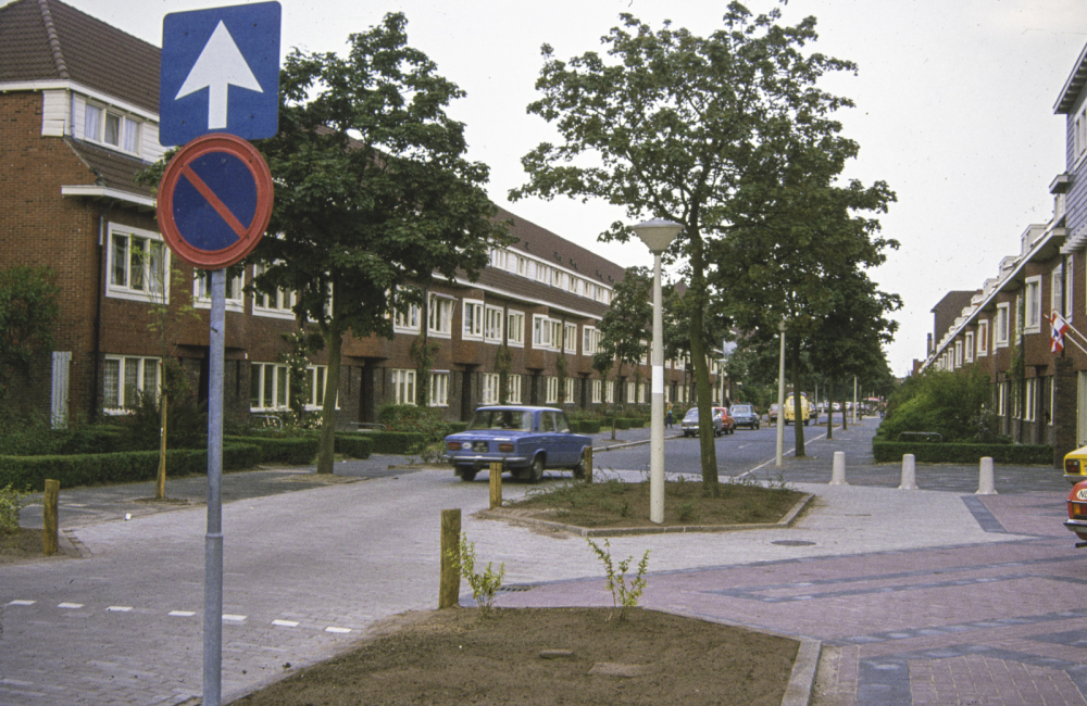Arbeiderswoningen met winkels