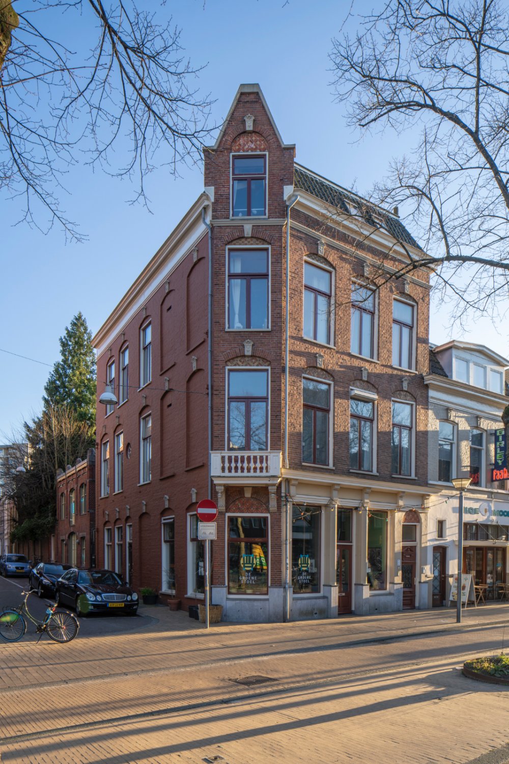 Café met beneden- en twee bovenwoningen 