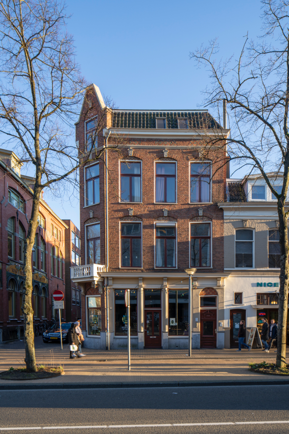 Café met beneden- en twee bovenwoningen 