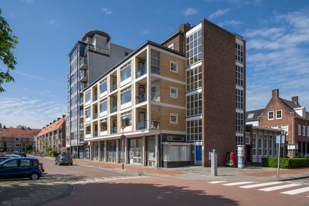Flat met winkel en wijkpostkantoor