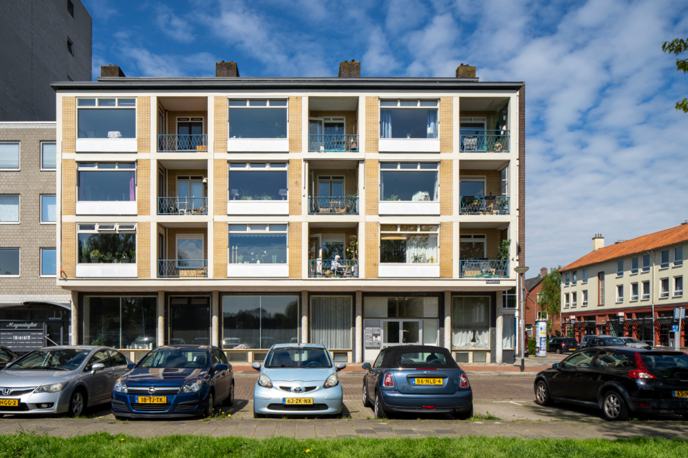 Flat met winkel en wijkpostkantoor