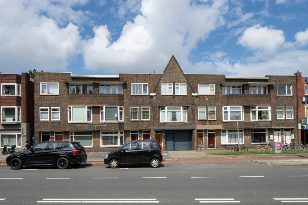 Herenhuizen met bovenwoningen en poortgebouw