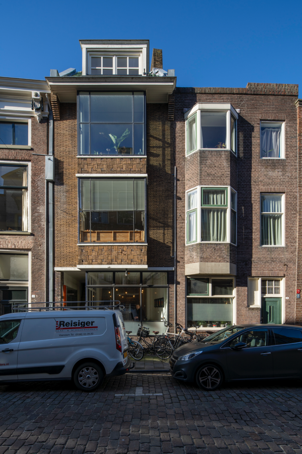 Kantoor architectenbureau met twee bovenwoningen 