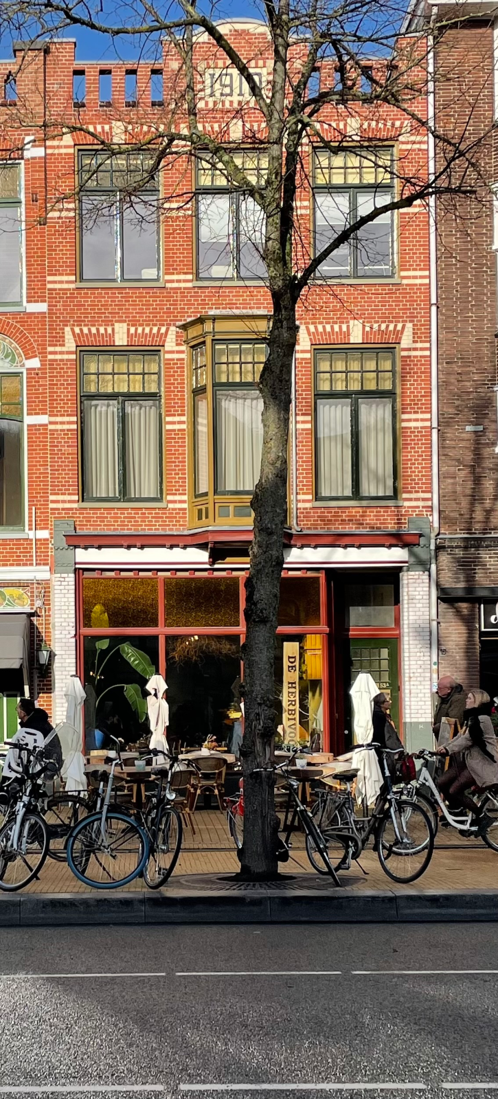Kledingmagazijn 'De Middenstand' met bovenwoningen