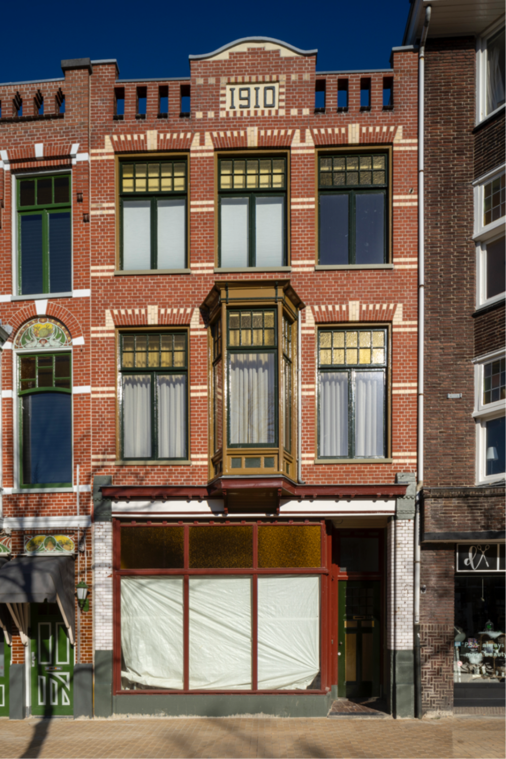 Kledingmagazijn 'De Middenstand' met bovenwoningen