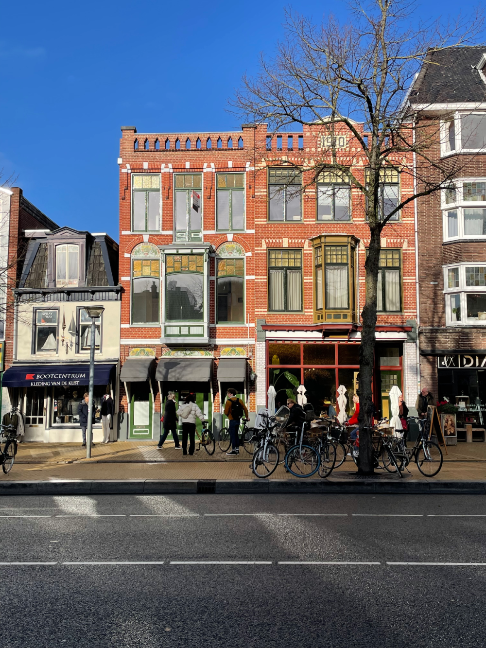 Kledingmagazijn 'De Middenstand' met bovenwoningen