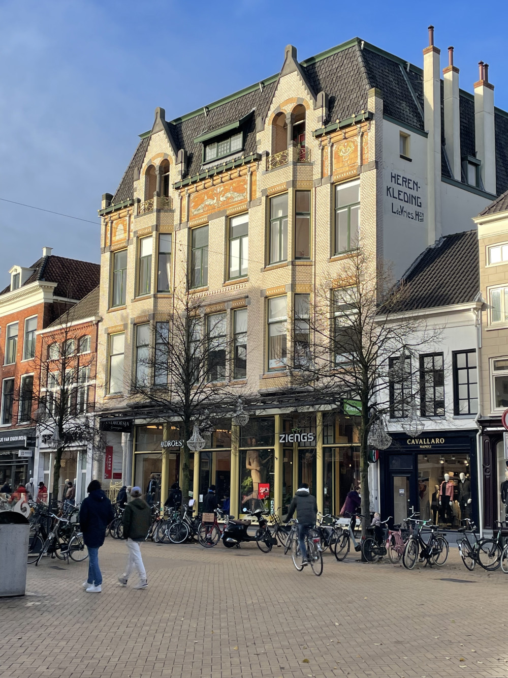 Kledingmagazijn met bovenwoning