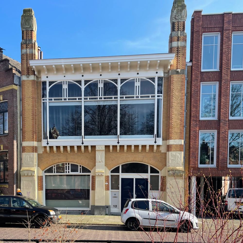 Meubelmagazijn met kantoor