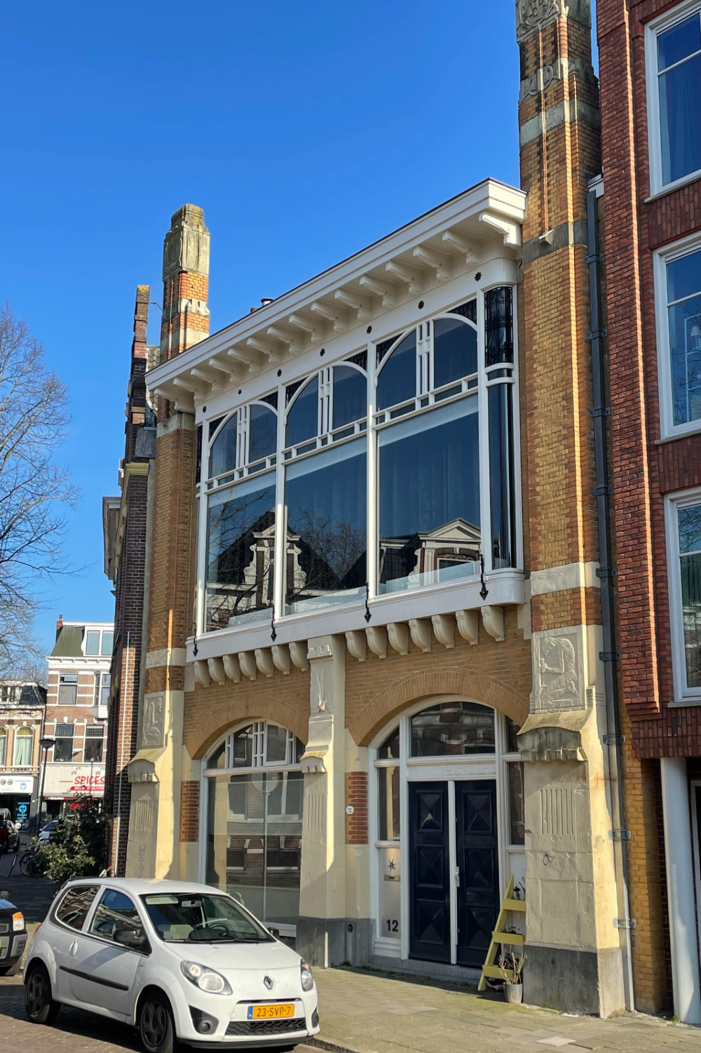 Meubelmagazijn met kantoor