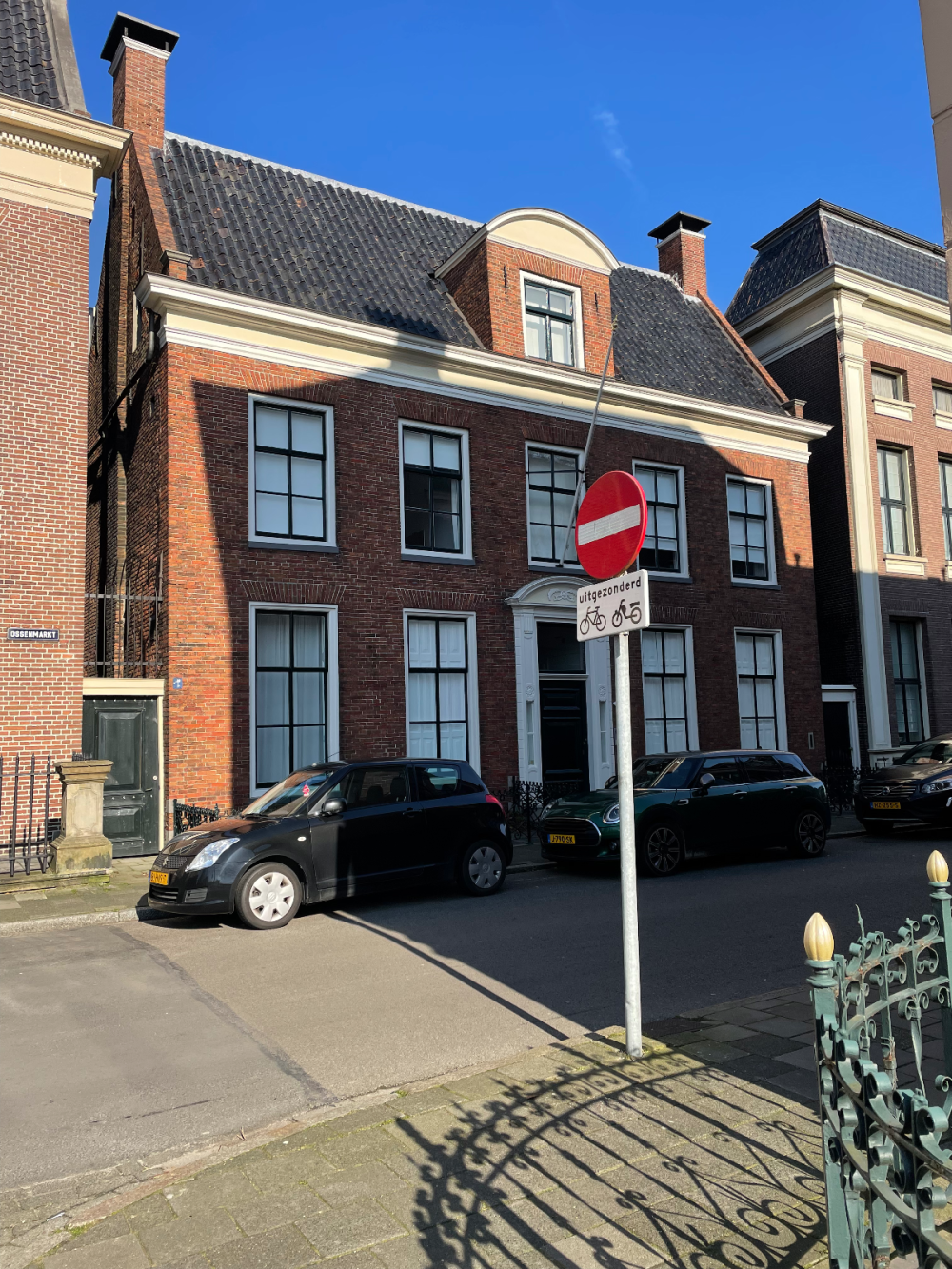 Pand met dwars zadeldak